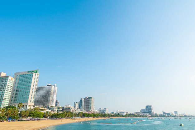 Hermosa playa tropical con edificios