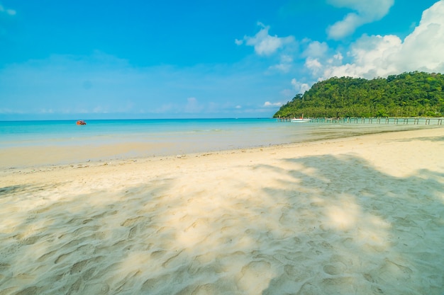 Foto gratuita hermosa playa tropical y mar