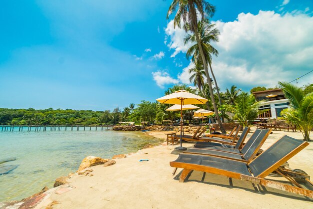 Hermosa playa tropical y mar