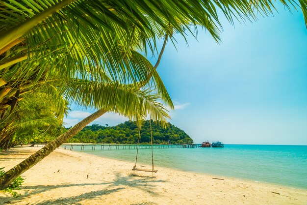 Hermosa playa tropical y mar