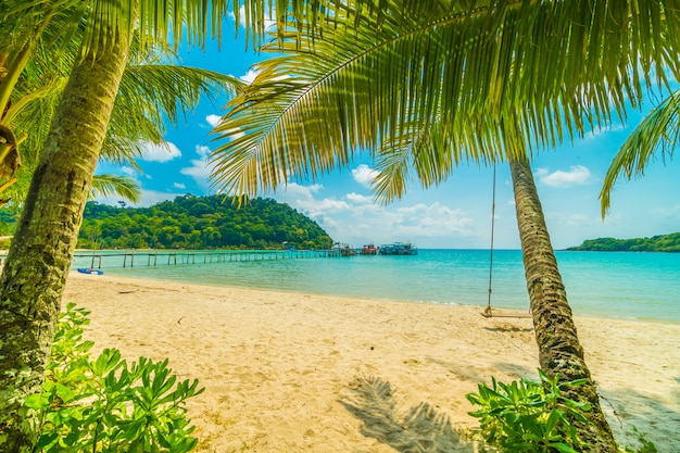 Hermosa playa tropical y mar