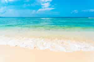 Foto gratuita hermosa playa tropical vacía mar océano con nubes blancas sobre fondo de cielo azul