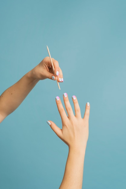 Hermosa presentación de arte de uñas.