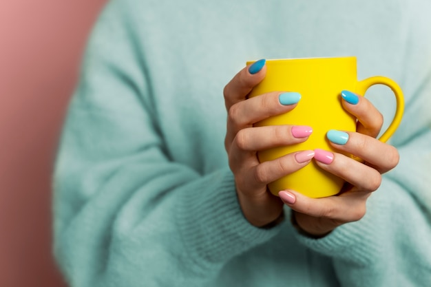 Hermosa presentación de arte de uñas.