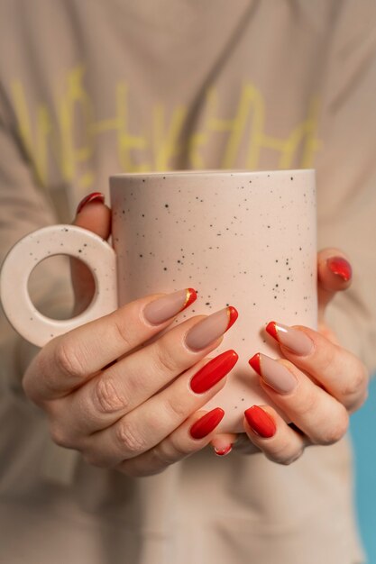 Hermosa presentación de arte de uñas.