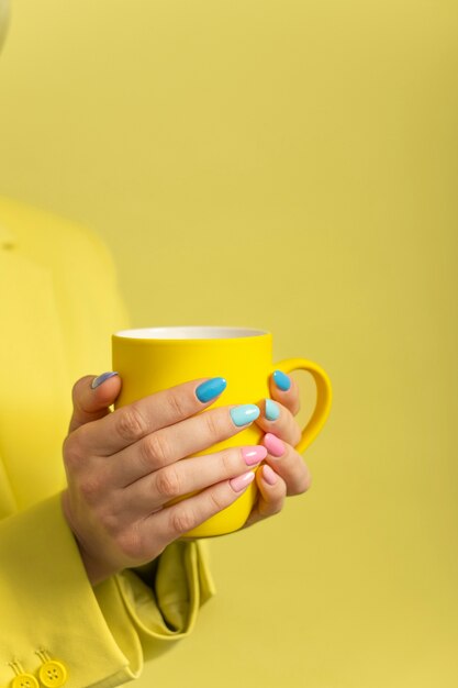 Hermosa presentación de arte de uñas.