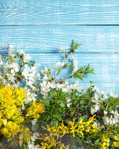 Hermosa primavera flores y flores sobre un fondo de madera.