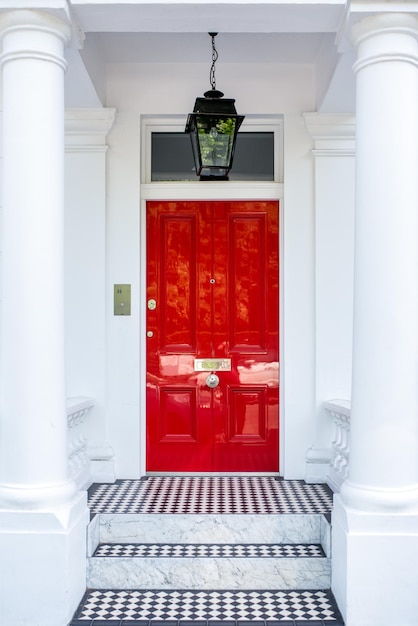 Foto gratuita hermosa puerta roja en la fachada de una casa blanca en notting hill