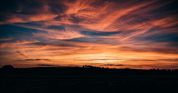 Hermosa puesta de sol de cielo naranja cielo