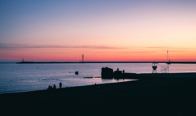 hermosa puesta de sol en una ciudad costera