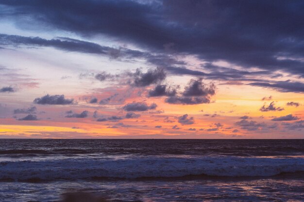 Hermosa puesta de sol de colores brillantes en el océano.