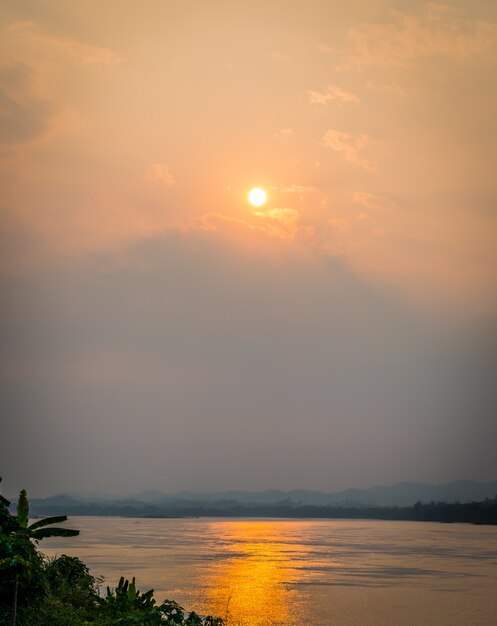 Hermosa puesta de sol en el lago (Vintage imagen procesada filtrada