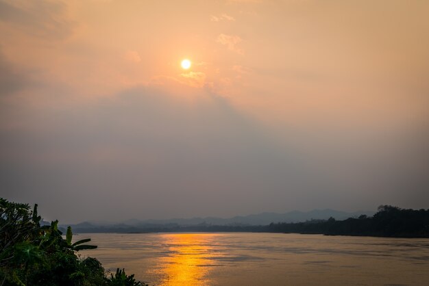 Hermosa puesta de sol en el lago (Vintage imagen procesada filtrada