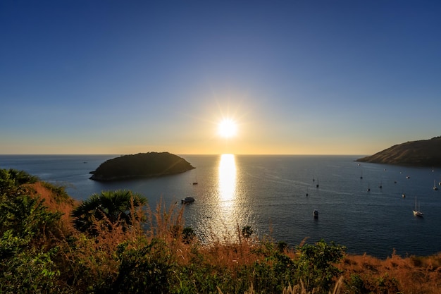 Hermosa puesta de sol en el mar de Andaman en Windmill View Point cerca de Laem Promthep Cape Phuket Tailandia