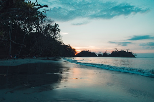 Foto gratuita hermosa puesta de sol en el mar