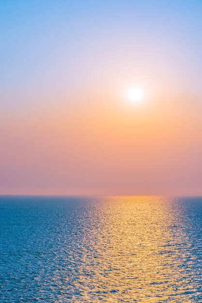 Hermosa puesta de sol o amanecer alrededor del mar océano bahía con nubes en el cielo