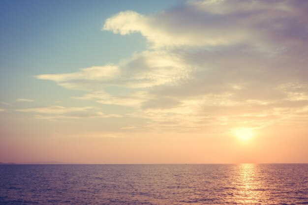 Hermosa puesta de sol en la playa y el mar