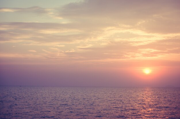 Hermosa puesta de sol en la playa y el mar