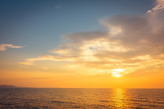 Hermosa puesta de sol en la playa y el mar