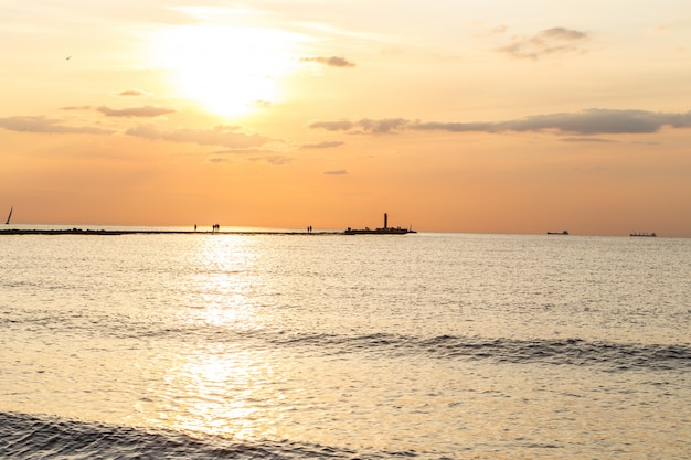 Hermosa puesta de sol en la playa