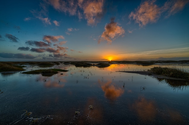 Hermosa puesta de sol que se refleja en el mar creando el escenario perfecto para paseos nocturnos