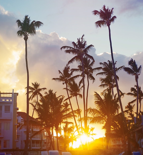 Hermosa puesta de sol en un resort de playa en el trópico