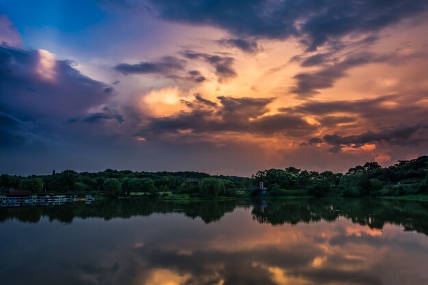 Hermosa puesta de sol sobre el lago del bosque