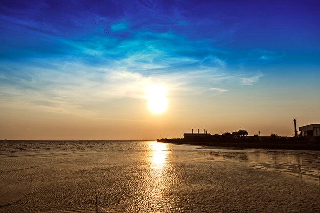 Hermosa puesta de sol sobre el mar