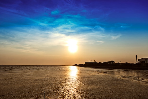 Hermosa puesta de sol sobre el mar