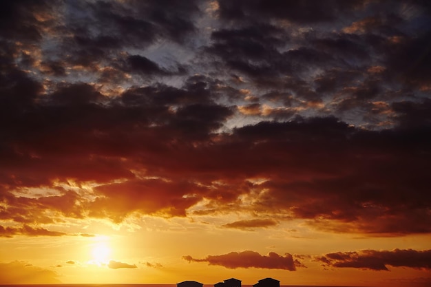 Foto gratuita hermosa puesta de sol sobre el mar