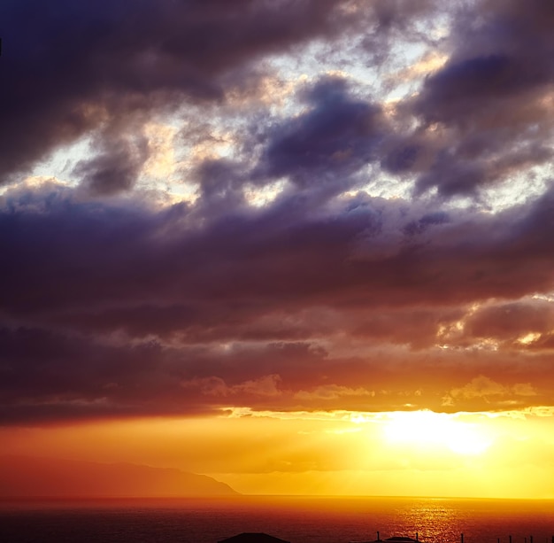 Foto gratuita hermosa puesta de sol sobre el mar