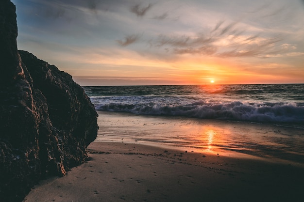 Hermosa puesta de sol sobre el mar