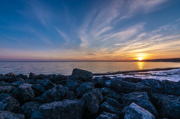 Foto gratuita hermosa puesta de sol sobre el mar