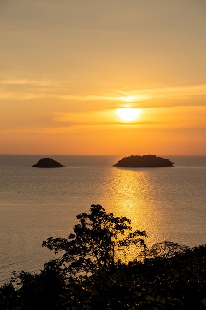 Hermosa puesta de sol vista al mar, isla, paisaje marino en la provincia Trad del este de Tailandia