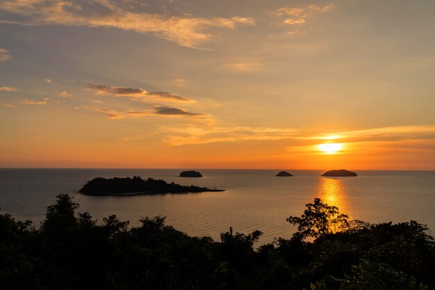 Hermosa puesta de sol vista al mar, isla, paisaje marino en la provincia Trad del este de Tailandia