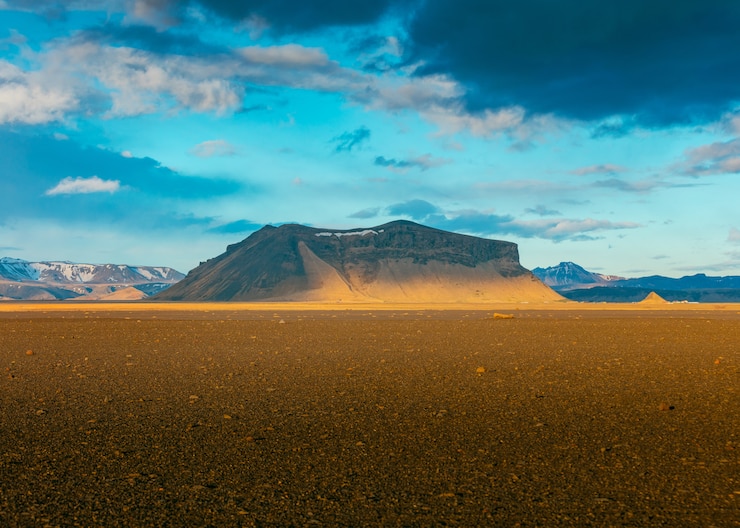 Foto gratuito una hermosa roca sola en un desierto