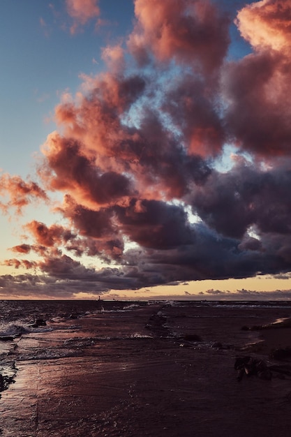 Hermosa y romántica puesta de sol sobre el mar. Puesta de sol en una playa.