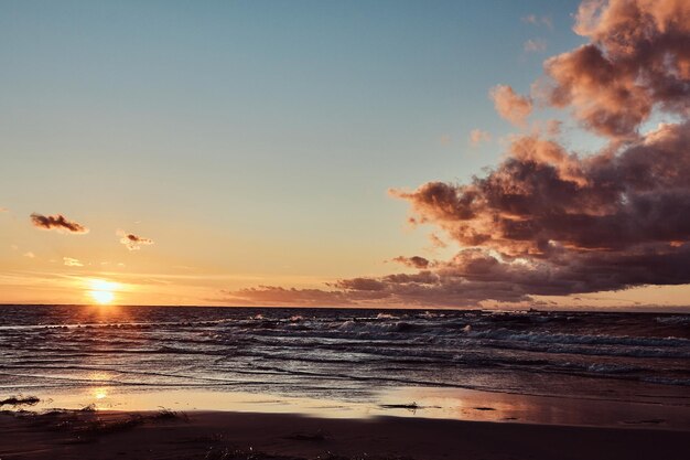 Hermosa y romántica puesta de sol sobre el mar. Puesta de sol en una playa.