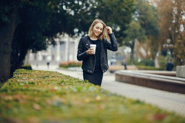 hermosa rubia en una ciudad