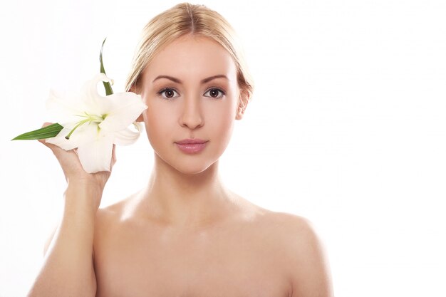 Hermosa rubia con flor de lirio