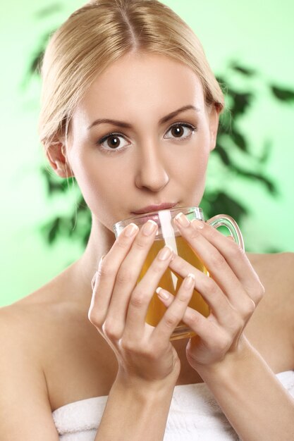 Hermosa rubia con una taza de té caliente