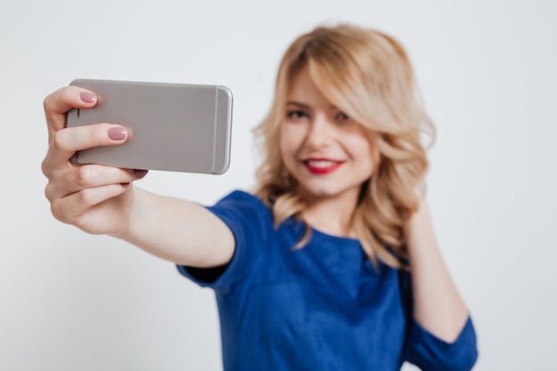 Hermosa señorita hacer selfie por teléfono