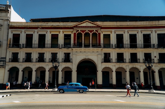 La hermosa y soleada ciudad da vida.