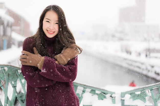 Hermosa sonrisa de mujer asiática joven y feliz con viaje de viaje en el canal Otaru Hokkaido Japón