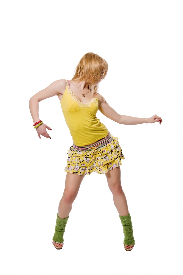 Foto gratuito hermosa stripper llevaba vestido amarillo sobre fondo blanco