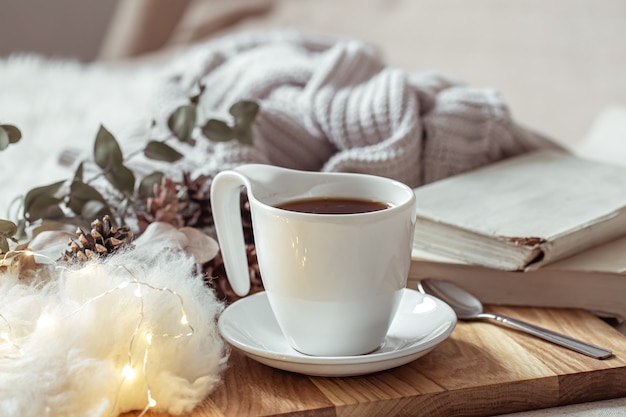 Una hermosa taza de bebida caliente entre los detalles de decoración del hogar.