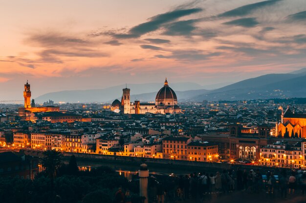 Hermosa toma aérea de la arquitectura de Florencia, Italia, en la noche