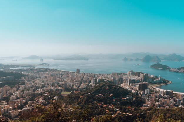 Hermosa toma aérea de la bahía de Río de Janeiro bajo un cielo azul día