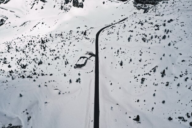 Hermosa toma aérea de un campo cubierto de nieve blanca