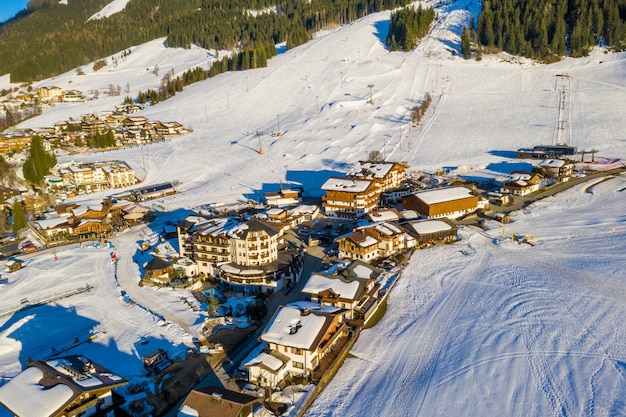 Hermosa toma aérea de una ciudad en la cima de una montaña nevada